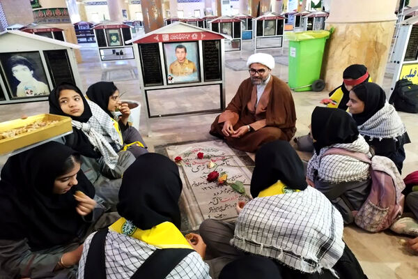 تجدید میثاق دانش‌آموزان دبیرستان رضوان بوشهر با شهدا