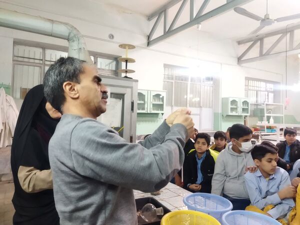 بازدید دانش‌آموزان دبیرستان نمونه دانش از پژوهشسرای رازی