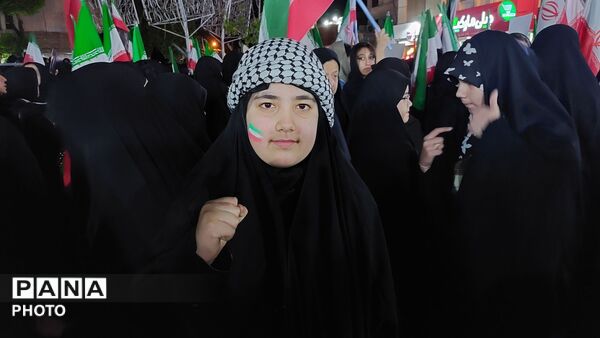 حضور فرهنگیان و دانش آموزان منطقه ۱۰ در مراسم چهلم شهدای جنگ رمضان در میدان بریانک