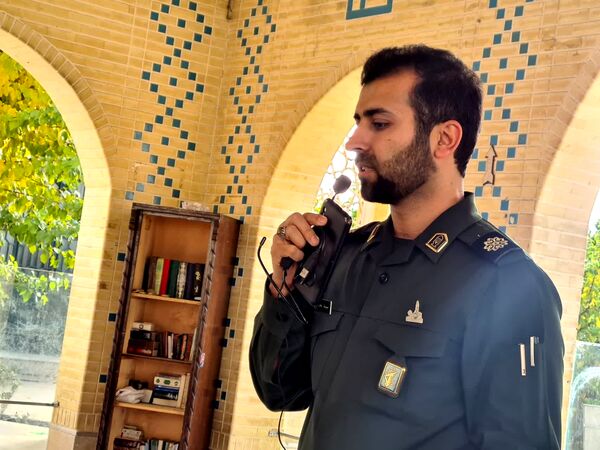ادای احترام به شهدا توسط دانش‌آموزان دبیرستان فرهنگ ۱۳