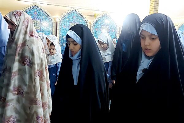اقامه نماز جماعت در دبستان دخترانه حکمت شهرری