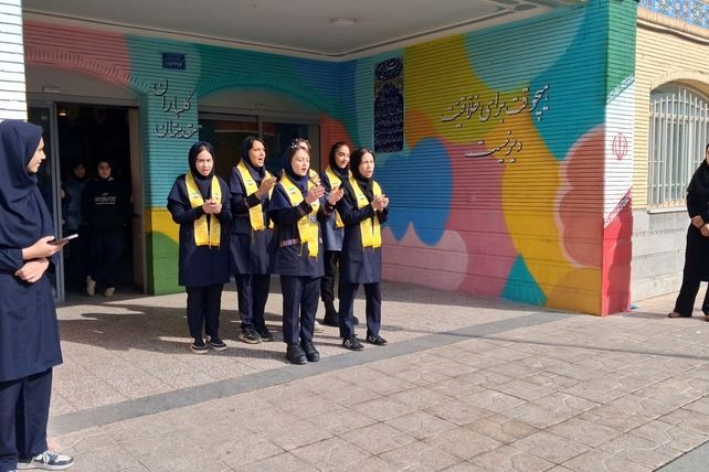 آغاز جشن‌های انقلابی مدرسه توسط پیشتازان 