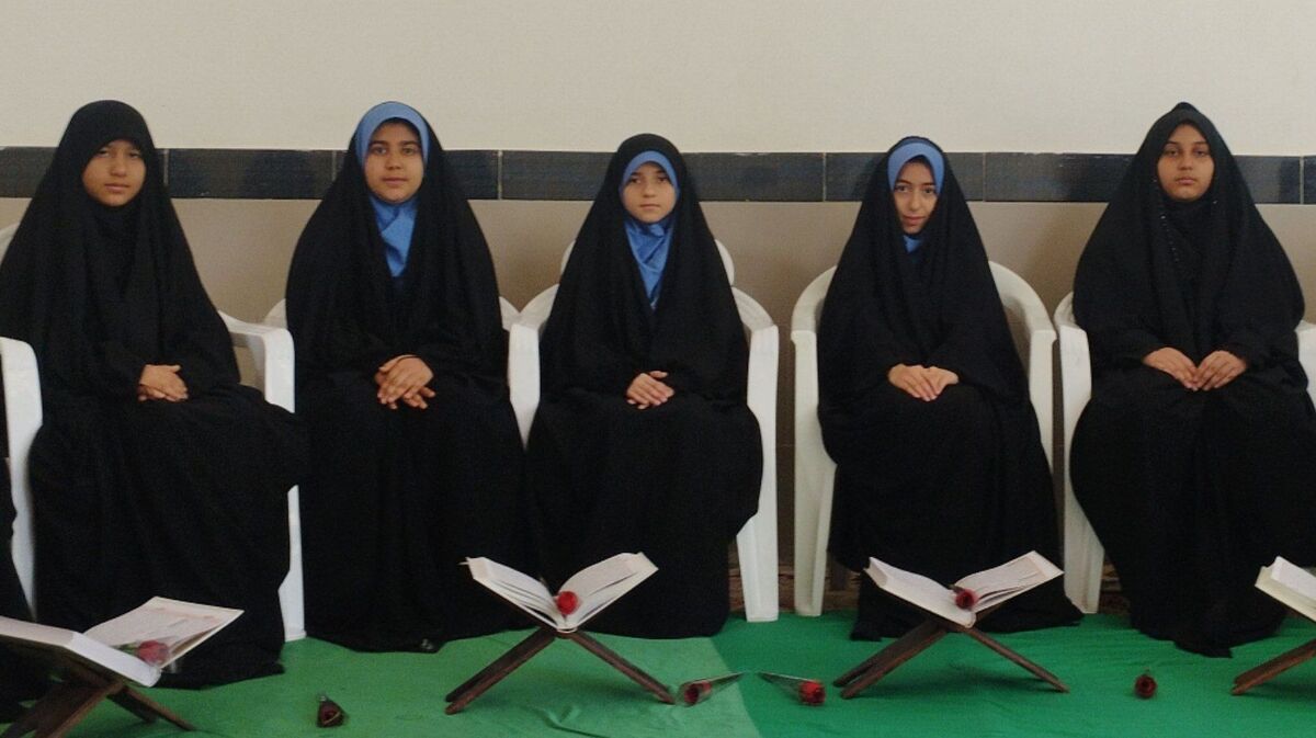 عکس یادگاری دانش آموزان مدرسه 