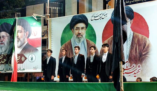 از گام های استوار، تا قلب هایی که به عشق وطن می‌تپد، همه زیر سایه پرچم سرافراز ایران
