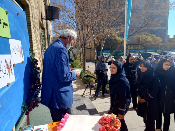 جشن روز دانش آموز در مدرسه نمونه وکیلی ۱۰ استاد شفیعی کدکنی