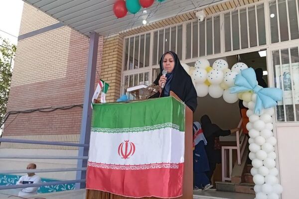 زنگ جشن شکوفه‌ها در مدرسه «آیین روشن» شهریار نواخته شد