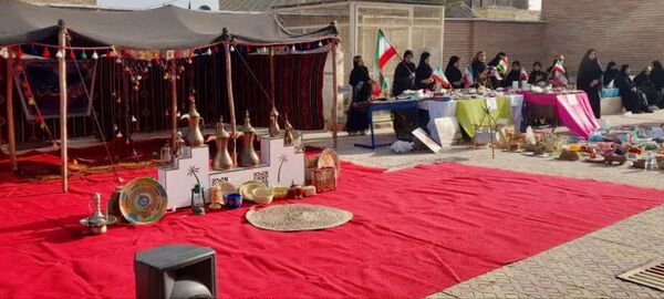 آیین نمادین نواختن زنگ انقلاب در دبستان حضرت آمنه (س)