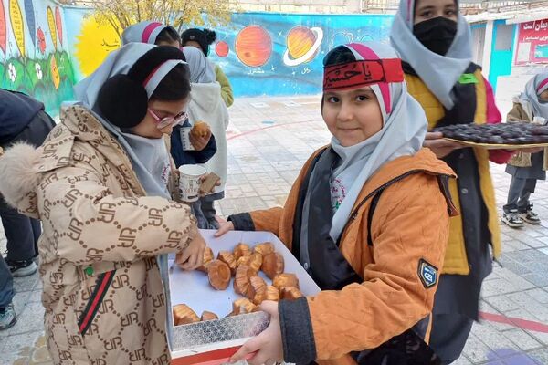 ایستگاه صلواتی در دبستان سارا، میزبان دل‌های کوچک در سوگ حضرت فاطمه(س) بود
