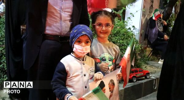 الله اکبر و پرچم ایران؛ نماد مقاومت نوجوانان همدانی در تجمعات شبانه