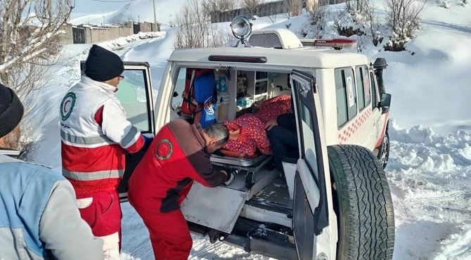 انتقال ۳۴ مصدوم و رهاسازی حدود ۳ هزار خودرو در عملیات‌های امدادی هلال احمر