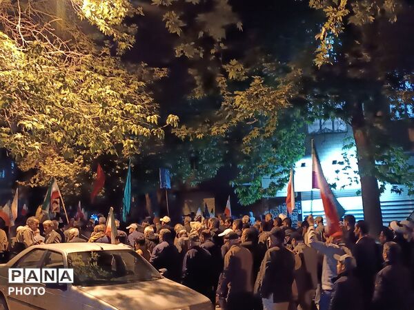 حضوری شبانه با پرچم پرافتخار ایران
