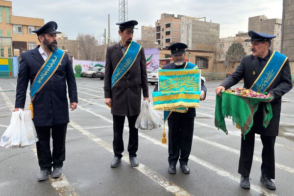 خادمان مسجد جمکران پرچم متبرک را به مدرسه شهید همت آوردند
