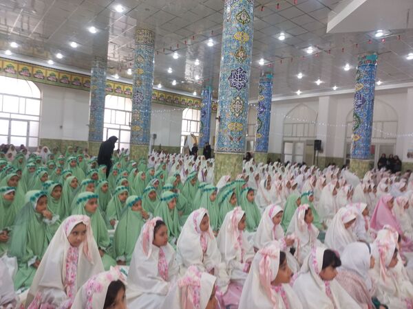 برگزاری جشن تکلیف دو هزار دانش‌آموز دختر سوم ابتدایی در میناب