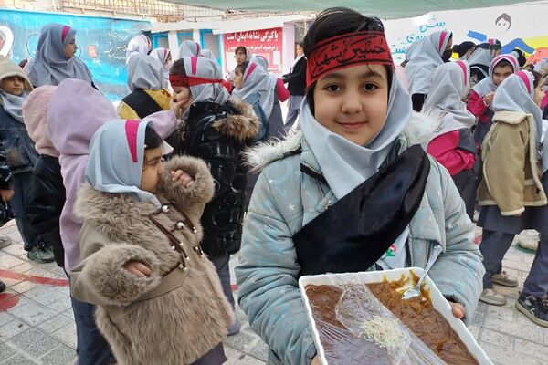ایستگاه صلواتی در دبستان سارا، میزبان دل‌های کوچک در سوگ حضرت فاطمه(س) بود