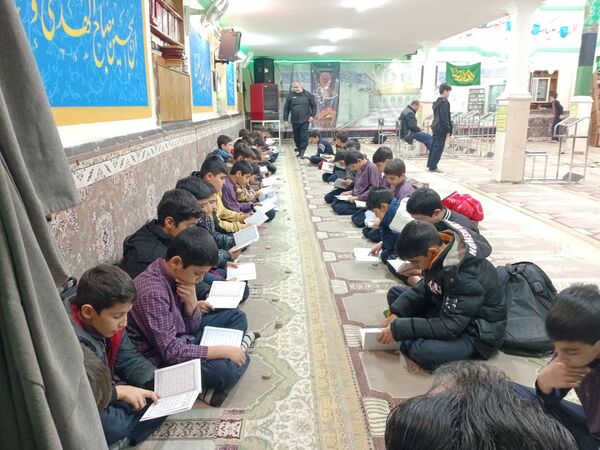 اقامه نماز جماعت ظهر توسط دانش آموزان مدرسه شهید نوروز علی حسینی 