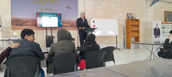 بازدید دانش‌آموزان دبیرستان شهید صدوقی از مرکز هوانوردی پردیس