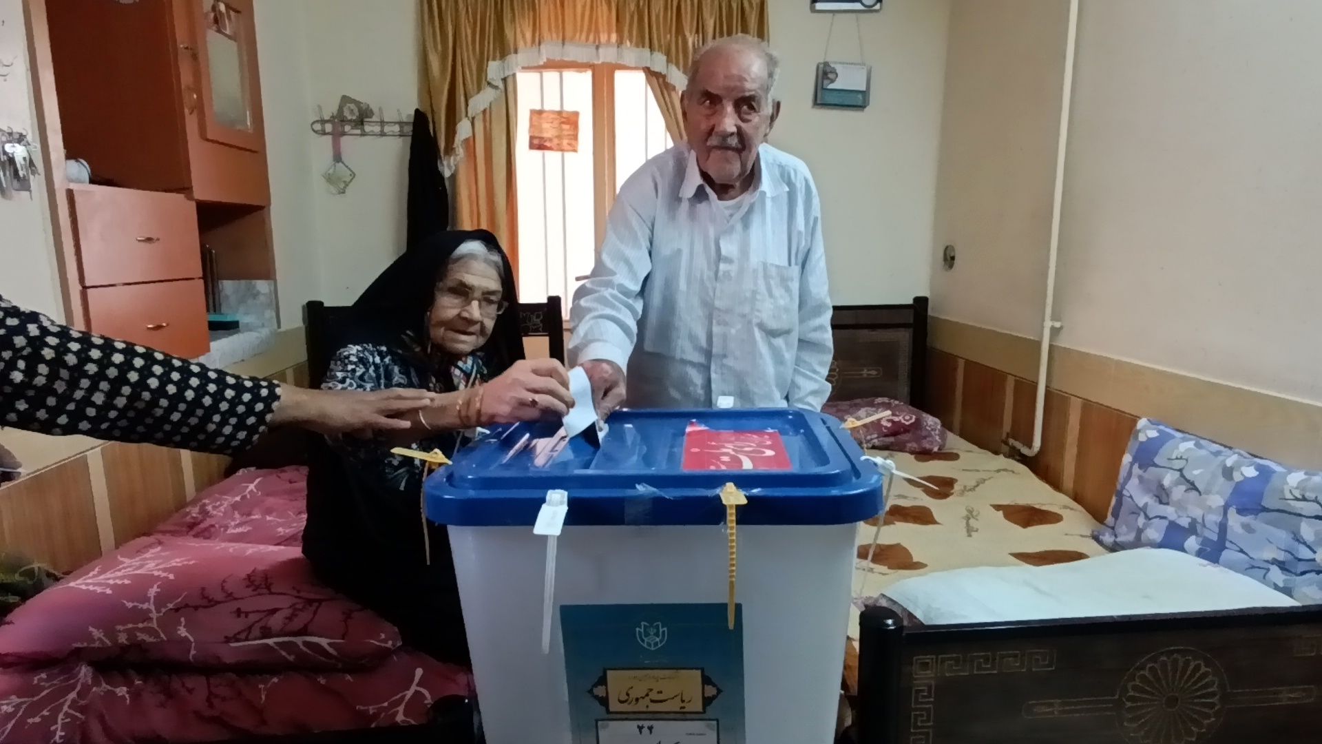 حضور اقشار مختلف مردم لارستان پای صندوق‌های رای