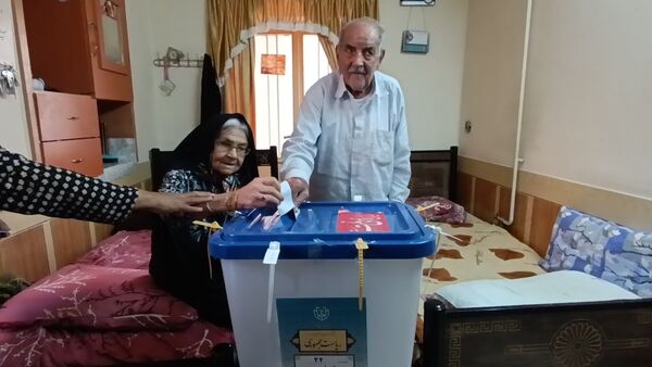 حضور اقشار مختلف مردم لارستان پای صندوق‌های رای