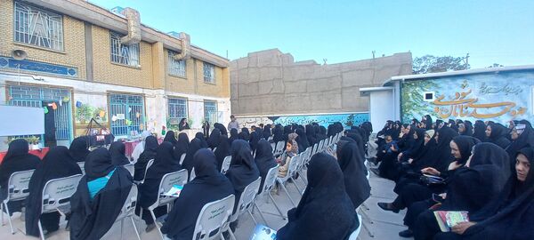 جلسه انجمن اولیا و مربیان در دبیرستان شهید محمدی‌پور