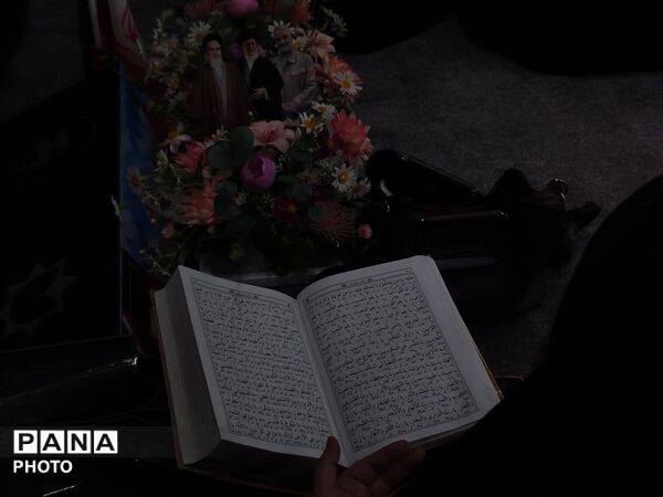 شبی که ماه دو نیم شد