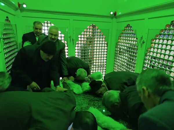 آیین غبارروبی ضریح مطهر امامزاده حمزه بن موسی کاظم (ع)
