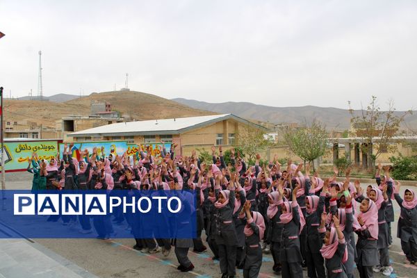 فرود هزار درنای کاغذی بر بام مدارس