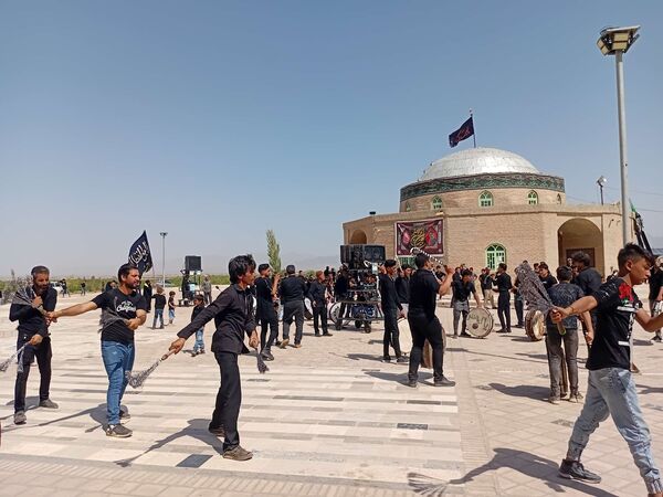 عزاداری هیئت زنجیر زنی روستای نقاب در روز اربعین