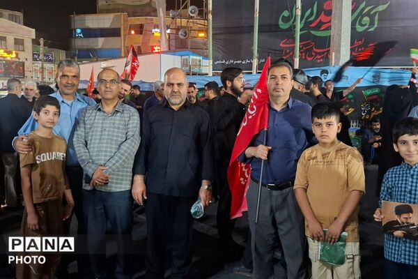 حضور دانش‌آموزان دبستان ملاصدرا در اجتماع سراسری و همخوانی سرود «باید برخاست»