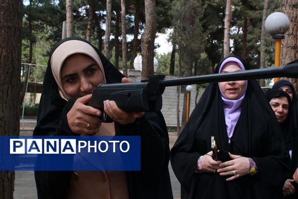  همایش تکریم از مقام معلم در اردوگاه شهید منتظری با حضور مسئولان بهارستان‌2