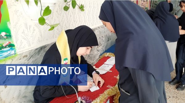 رای‌گیری شورای دانش‌آموزی در دبیرستان فرهنگیان ناحیه ۷ مشهد 