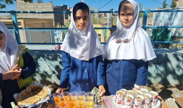 جشنواره فروش غذاهای سالم با مشارکت دانش آموزان مدرسه شهید رجایی ۱ منطقه پردیس 