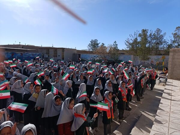 طنین زنگ انقلاب دردبستان خدیجه کبری ابرکوه  