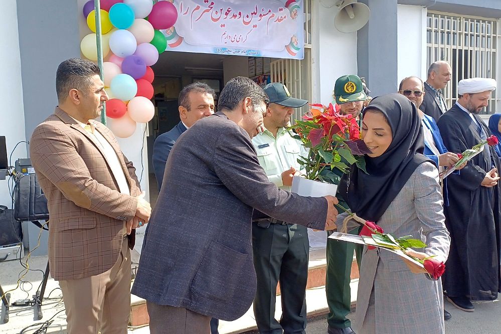 آیین سپاس معلم در دبستان امام‌حسن مجتبی(ع) رودهن