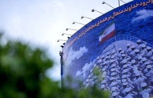 رونمایی از دیوارنگاره «به یادِ دریادلان دنا» در میدان راه‌آهن تهران