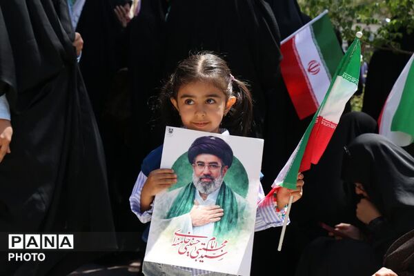 مردم در میدان، پای کار انقلاب اسلامی