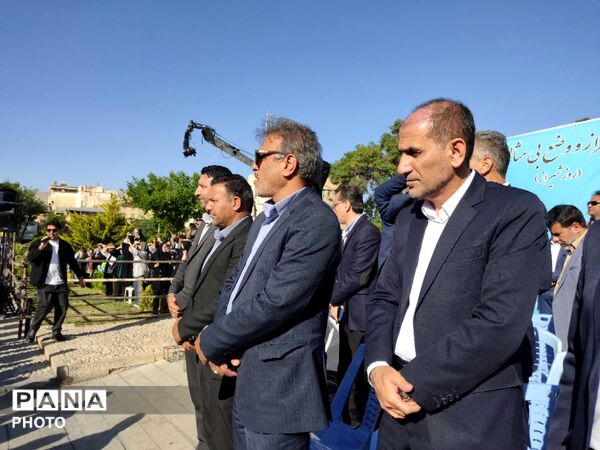 اجرای سرود همگانی دانش‌آموزان در روز شیراز