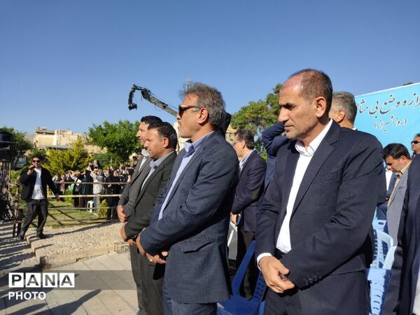 اجرای سرود همگانی دانش‌آموزان در روز شیراز