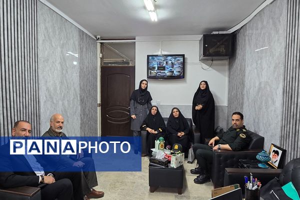 نواختن زنگ امنیت اجتماعی به مناسبت هفته نیروی انتظامی در هنرستان قدس ناحیه دو شهرری 