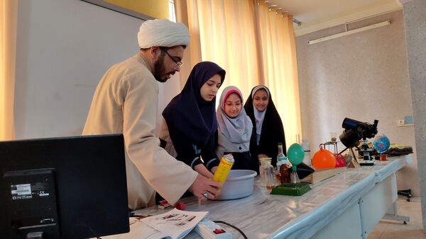 بازدید علمی دانش‌آموزان دبستان شاهد حاج تقی آقا‌بزرگ از پژوهش‌سرای علامه طباطبایی ناحیه یک مشهد
