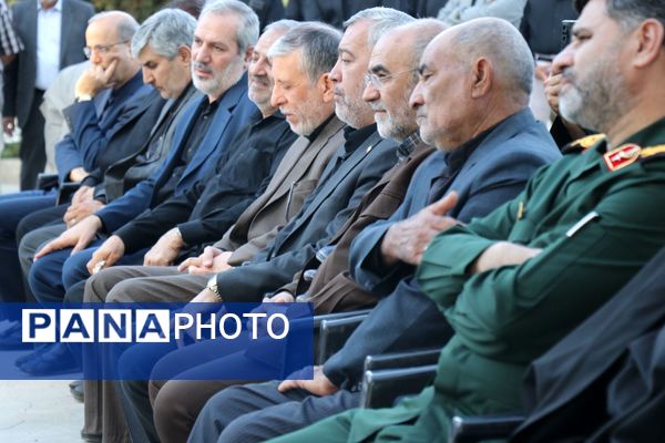 ادای احترام وزیر آموزش و پرورش و فرماندهان سپاه بر مزار سردار شهید کاظمی در بهشت رضا(ع)