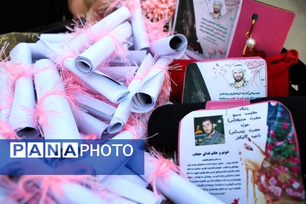 اهدای بسته فرهنگی و برپایی غرفه حجاب