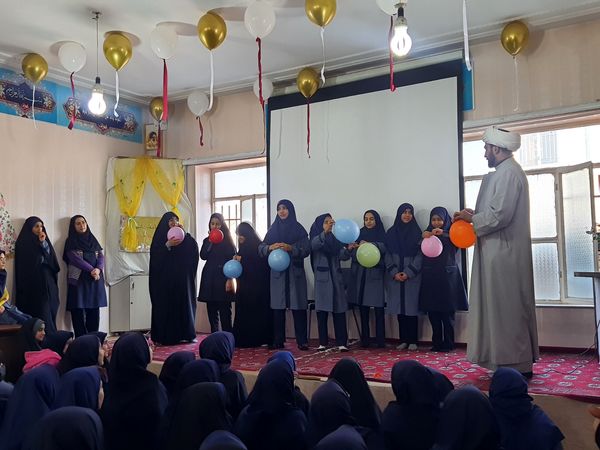 روز شاد و خاطره‌انگیز دانش‌آموزان در دبیرستان شاهد تکتم
