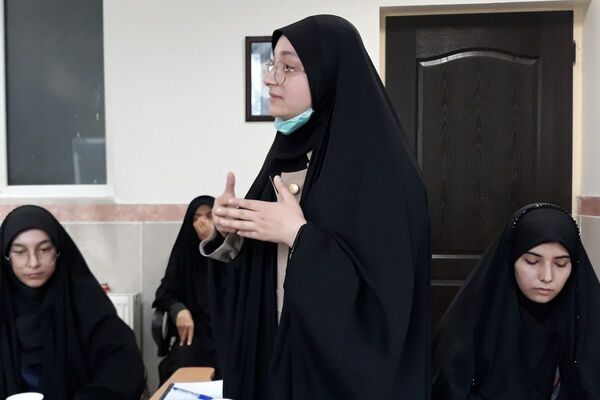 رقابت دانش‌آموزان منتخب در انتخابات منطقه‌ای شورای دانش‌آموزی بهارستان دو