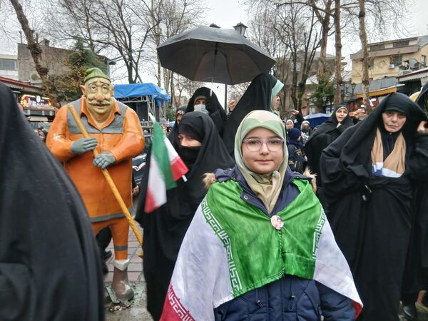 باران عشق وارادت به انقلاب همراه با باران‌ها ی نقره‌ای رشت