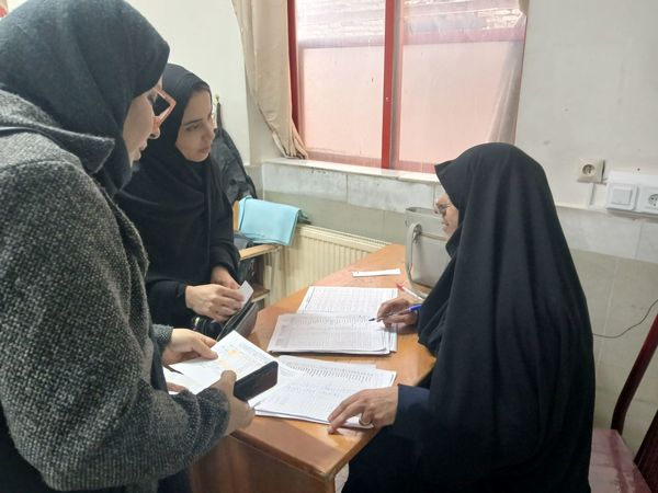 جلسه دیدار با دبیران و توزیع کارنامه در دبیرستان مهشید مصلی نژاد 