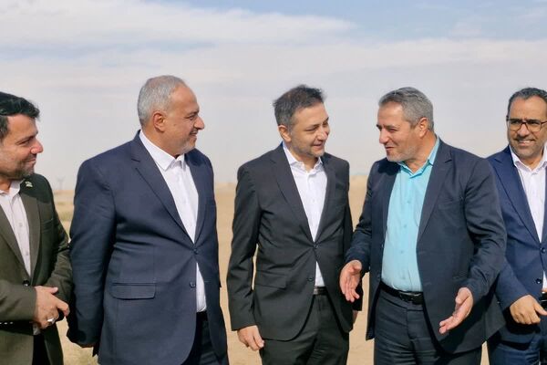 آیین کلنگ‌زنی هنرستان خیرساز هیأت امنایی در قرچک
