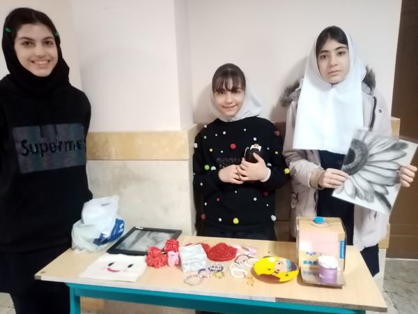 نمایشگاه دست‌سازه‌های دانش‌آموزان آموزشگاه جوادالائمه(ع) به مناسبت دهه فجر