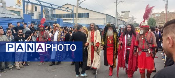 استقبال عزاداران حسینی از کاروان نمادین اسرای کربلا در قم