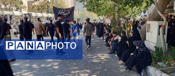 حال و هوای زائرین عزادار حرم مطهر امام رضا(ع)