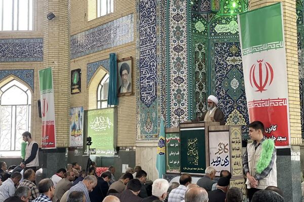 فرهنگیان شهرستان ملارد با حضور خود در نمازجمعه این هفته یاد شهید رجایی را گرامی داشتند 